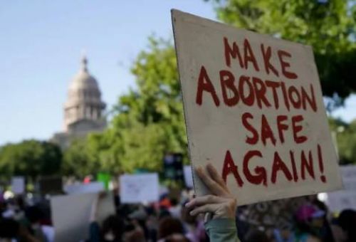Οι ΗΠΑ «γύρισαν 150 χρόνια πίσω»: Απόφαση σοκ για την απαγόρευση των αμβλώσεων – Τι θα ακολουθήσει